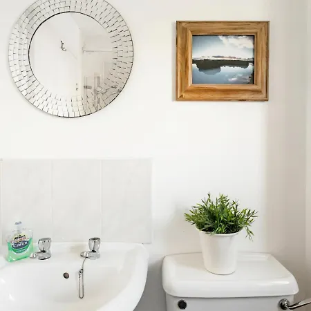 Inspiring Near The Centre Of Leeds Holiday home *