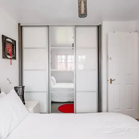 Holiday home Inspiring Near The Centre Of Leeds